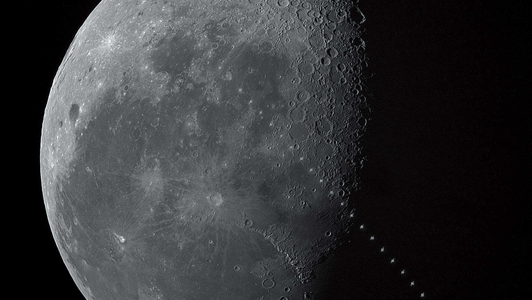 We wczesnych godzinach porannych 17.05.2017 w pogodny letni poranek nad Todtnau w Południowym Szwarcwaldzie można było sfotografować tranzyt Międzynarodowej Stacji Kosmicznej ISS na tle Księżyca przed ostatnią kwadrą. Tranzyt miał miejsce o godzinie 8:05:49 MESZ, gdy Księżyc widoczny był na wysokości 19,4 stopnia nad horyzontem w kierunku SSW. Odległość ISS o jasności 2,3mag od miejsca obserwacji wynosiła 1016,7 km, tranzyt trwał 1,2 sekundy, a Stacja miała małe rozmiary kątowe. Zdjęcie jest składanką z 51 klatek (Photoshop). U. Dittler