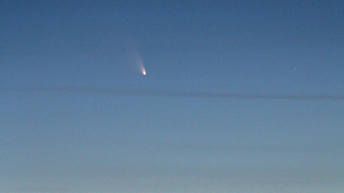 Kometa C/2011 L4 (PanSTARRS) o zmierzchu nad Szwarcwaldem. Pojedyncze zdjęcie wykonano 15.03.2013 krótko po zachodzie Słońca. Sprzęt: DSLR Canon D550 i teleobiektyw o ogniskowej 300mm. U. Dittler