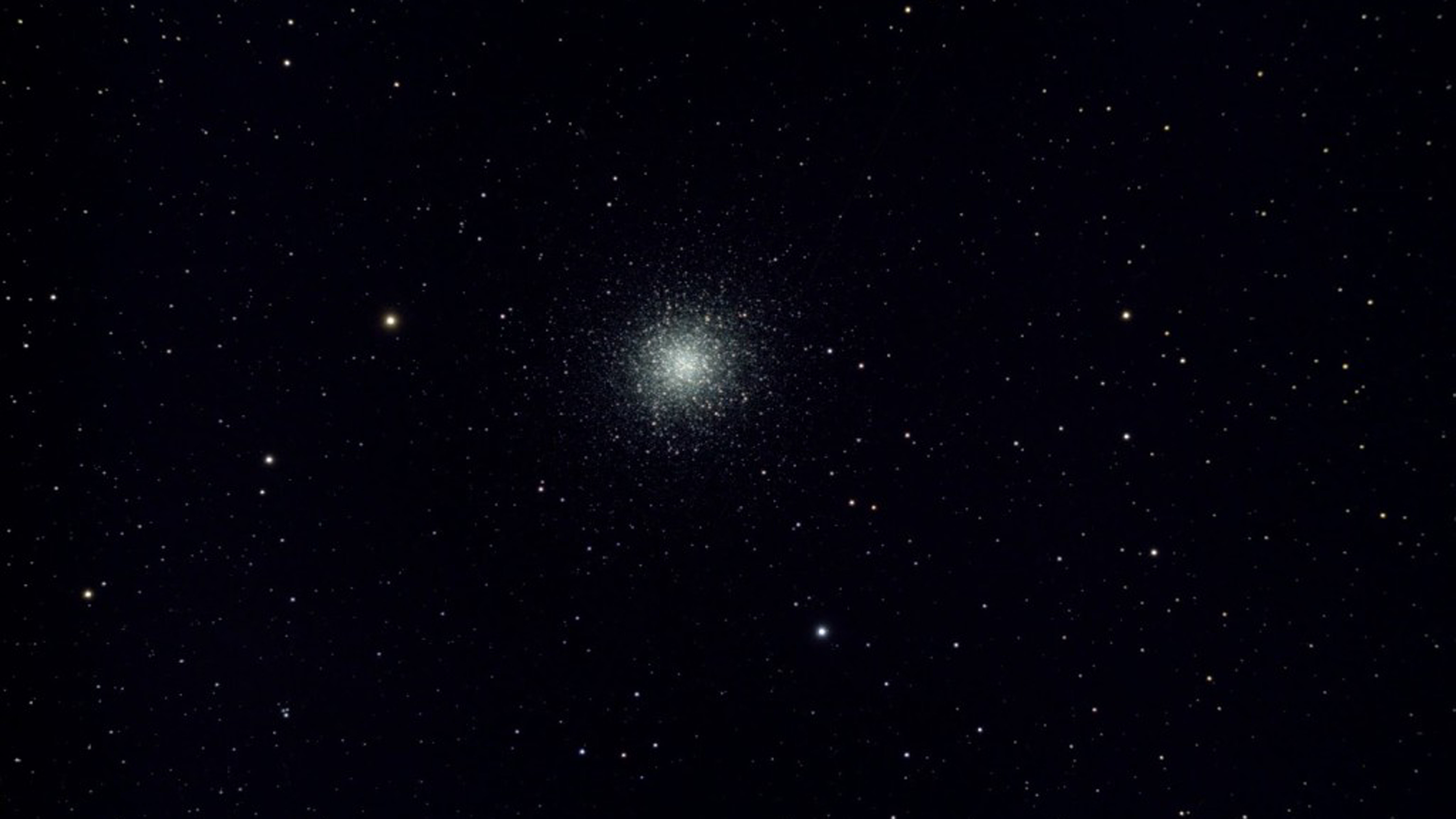 Zdjęcie gromady kulistej M13 wykonane za pomocą Sky-Watcher AP 120/900 EvoStar ED DS-Pro oraz Canon EOS 700Da, Fot. Stefan Taube.