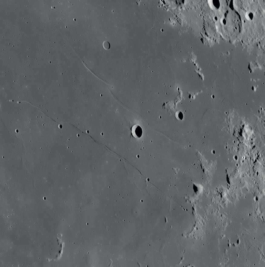 Około 50 km na południe od Rupes Cauchy leżą dwie kopuły: Cauchy Omega i Cauchy Tau. NASA/GSFC/Arizona State University